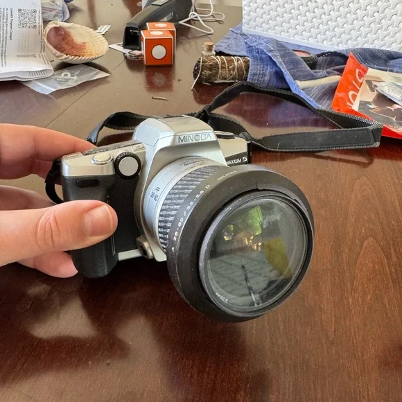 Minolta - Vintage Maxxum 5 Silver and Black SLR Camera with extra lenses - Picture 5 of 8